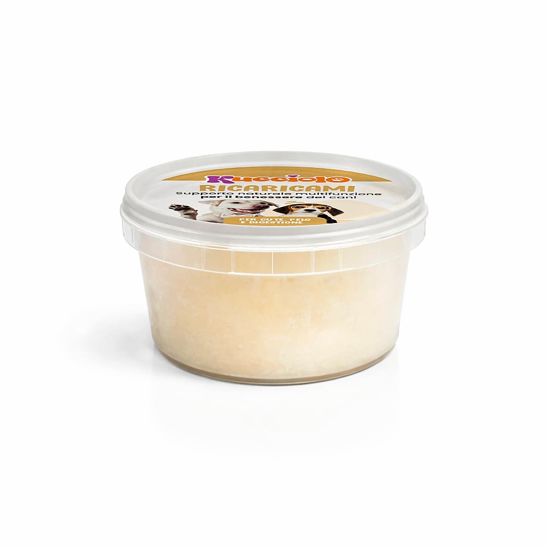 Contenitore trasparente di "Ricciolo Ricaricami" con cibo per cani su sfondo bianco.